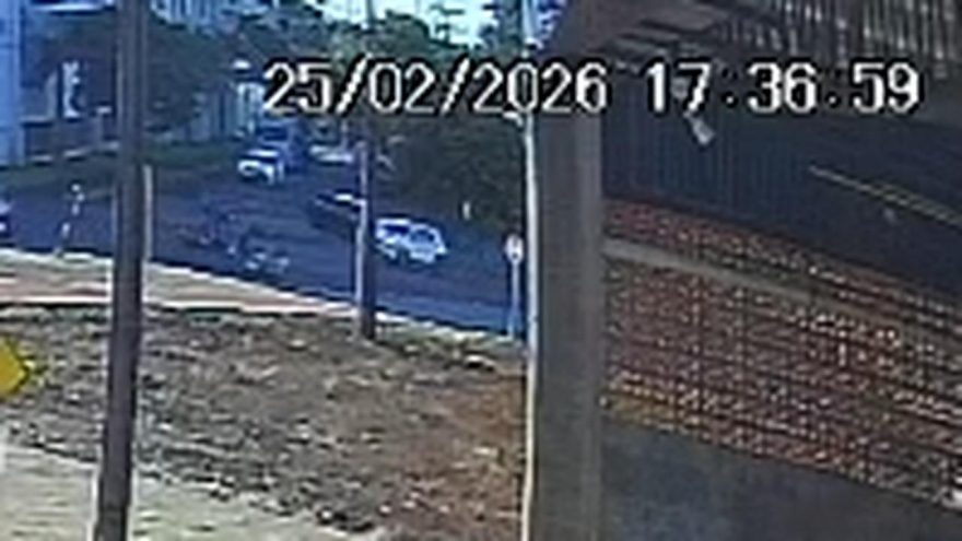 Câmera flagra acidente entre motos na Avenida Piquiri