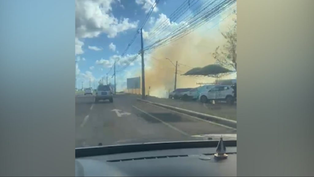 “O que os caras têm na cabeça?”: morador registra fumaça do incêndio em vegetação ao lado do Detran