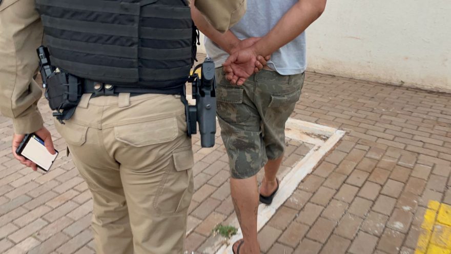 Polícia Militar cumpre mandado e prende homem sem CNH na Praça da Bíblia