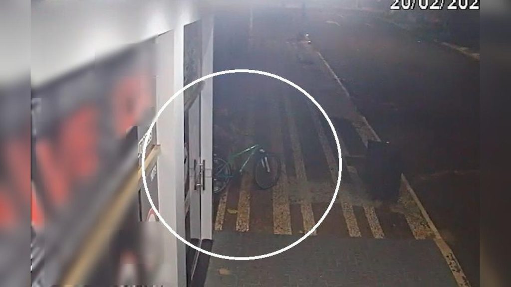 Vídeo registra furto de ‘bike do Palmeiras’ no centro; suspeito subiu cinco lances de escada para cometer o crime Vídeo registra furto de ‘bike do Palmeiras’ no centro; suspeito subiu cinco lances de escada para cometer o crime