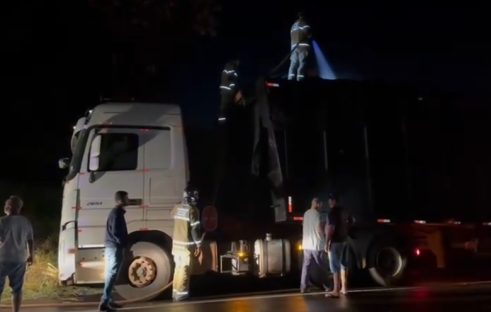 Caminhão que transportava cavacos pega fogo na PR-323, entre Umuarama e Perobal Caminhão que transportava cavacos pega fogo na PR-323, entre Umuarama e Perobal