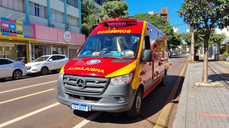 Mulher fica ferida em acidente entre moto e carro no Centro de Cascavel