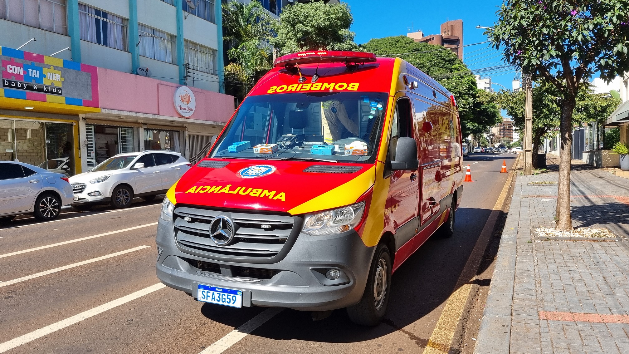 Mulher fica ferida em acidente entre moto e carro no Centro de Cascavel Mulher fica ferida em acidente entre moto e carro no Centro de Cascavel