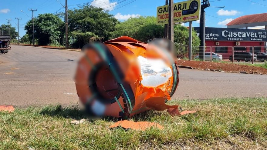 Bobina de aço cai de caminhão na BR-277, em Cascavel