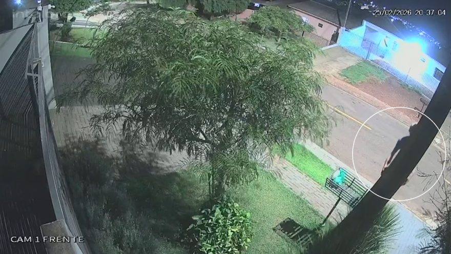 Câmeras de segurança flagram homem escalando poste para furto de fios no bairro Alto Alegre