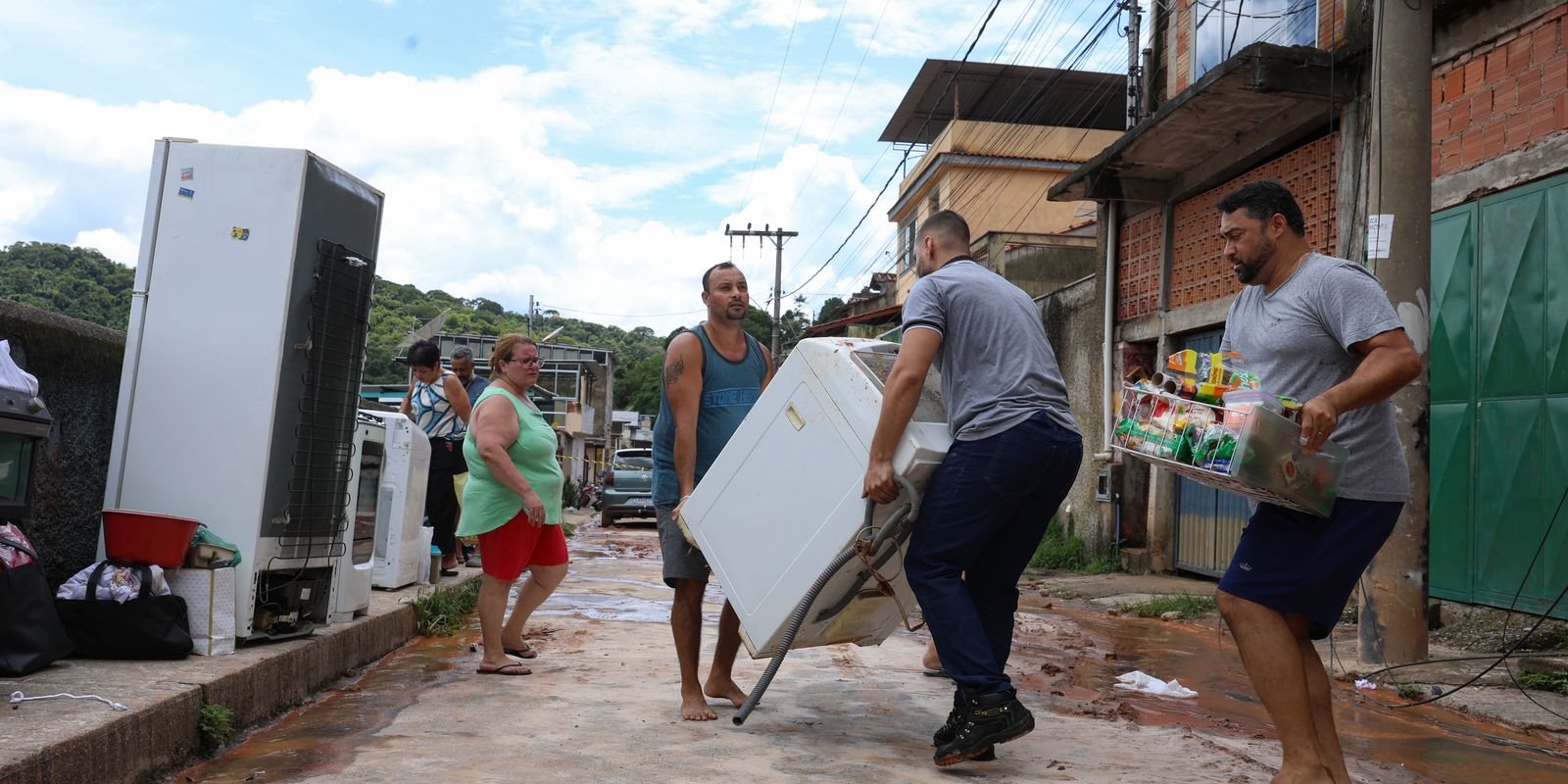 Saúde envia equipes do SUS para áreas atingidas pela chuva em Minas Saúde envia equipes do SUS para áreas atingidas pela chuva em Minas