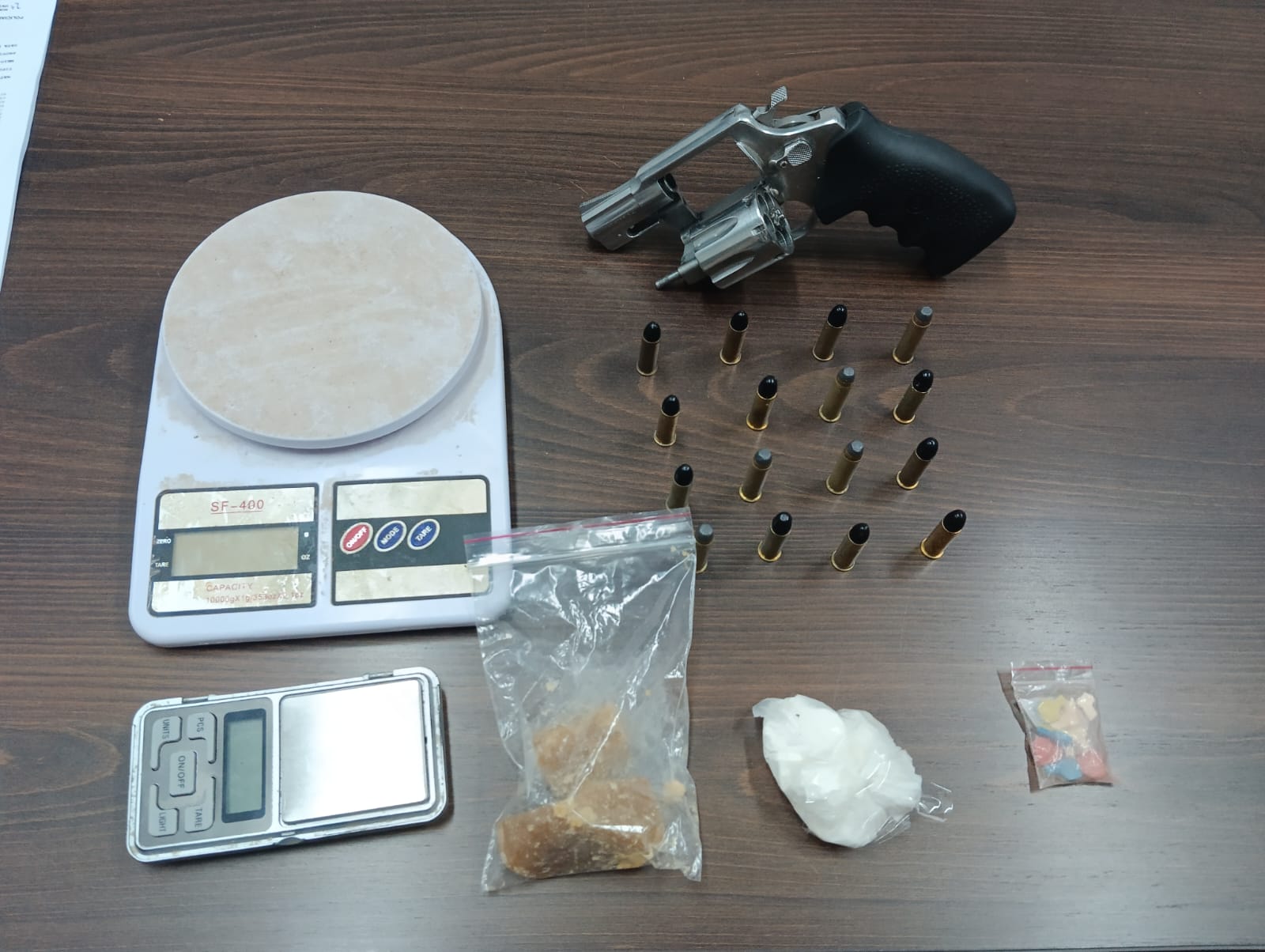 Mandado de prisão no bairro Interlagos resulta em apreensão de drogas e arma Mandado de prisão no bairro Interlagos resulta em apreensão de drogas e arma