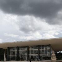 Imagem referente a STF adia para 25 de março julgamento sobre suspensão de penduricalhos