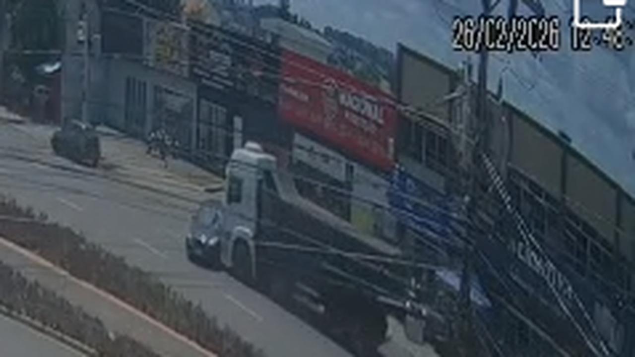 Focus é arrastado por caminhão em acidente na Avenida Carlos Gomes Focus é arrastado por caminhão em acidente na Avenida Carlos Gomes