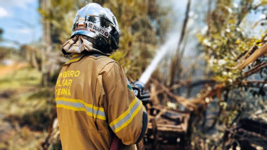 Bombeiros combatem incêndio em residência no Bairro Lago Azul