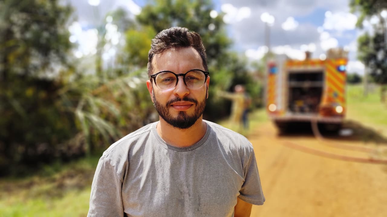 Morador explica: Tentativa de espantar abelhas termina com incêndio em residência Morador explica: Tentativa de espantar abelhas termina com incêndio em residência