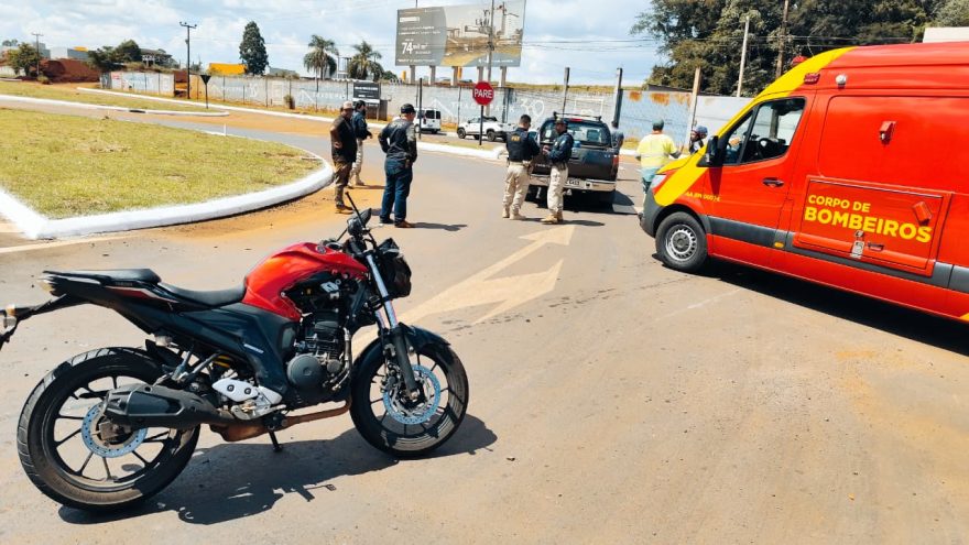 Acidente entre Nissan Frontier e moto deixa vítima ferida na BR-369, em Cascavel
