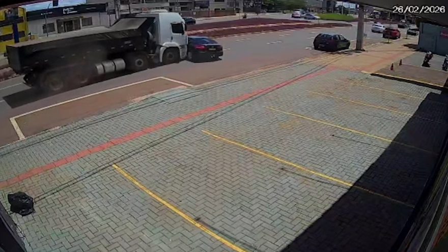 Novas imagens mostram caminhão arrastando Focus na Avenida Carlos Gomes