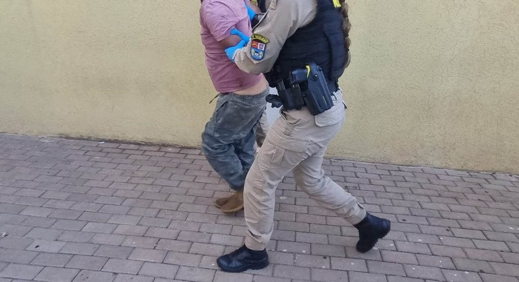 Homem é detido pela PM após importunar mulheres no Centro de Cascavel Homem é detido pela PM após importunar mulheres no Centro de Cascavel