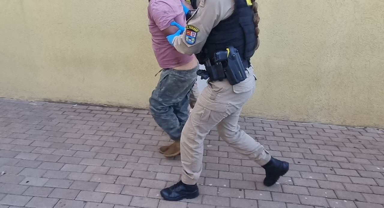 Homem é detido pela PM após importunar mulheres no Centro de Cascavel Homem é detido pela PM após importunar mulheres no Centro de Cascavel