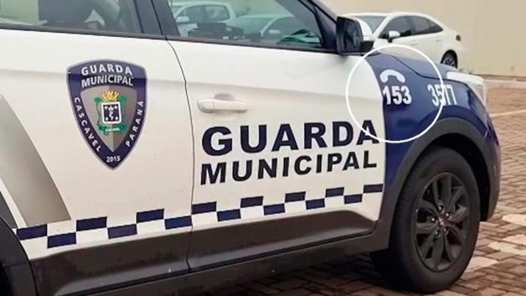 Homem que dormia em frente à Cohavel é abordado pelas equipes da Guarda Municipal