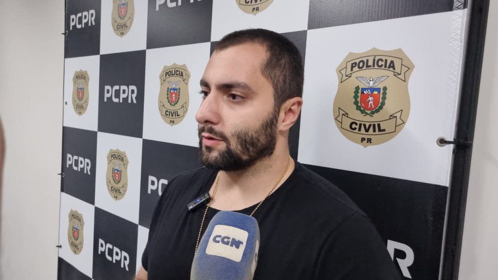 Na delegacia de Cascavel, dupla tira foto mostrando dedo do meio perto de emblema da PCPR e é detida