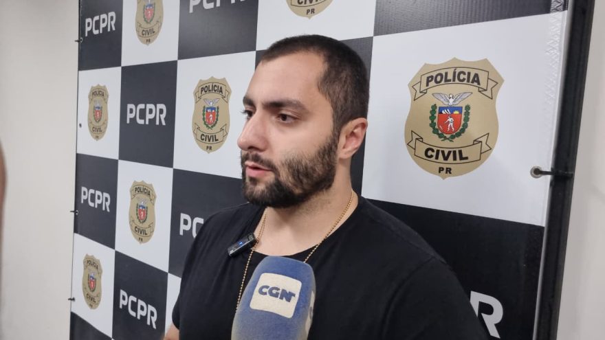 Na delegacia de Cascavel, dupla tira foto mostrando dedo do meio perto de emblema da PCPR e é detida