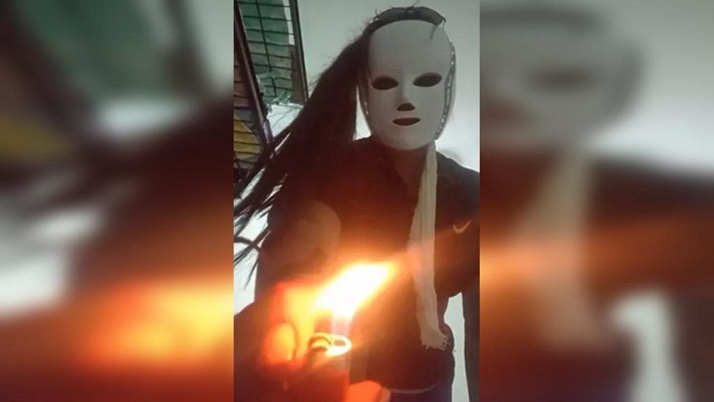 Mulher tortura homem que conheceu em bar e vai até hospital para “terminar o serviço” Mulher tortura homem que conheceu em bar e vai até hospital para “terminar o serviço”