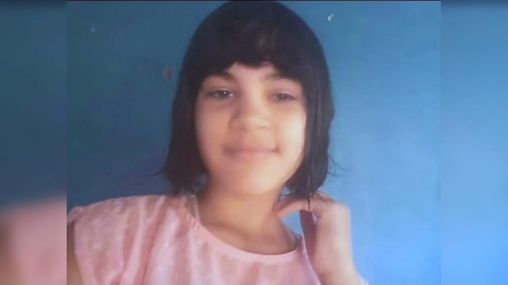 Adolescente de 16 anos é encontrada morta com sinais de tortura e desnutrição; pai, madrasta e avó são presos Adolescente de 16 anos é encontrada morta com sinais de tortura e desnutrição; pai, madrasta e avó são presos