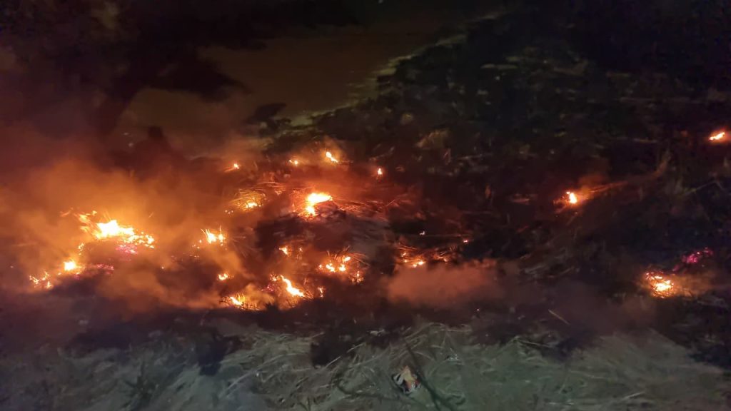 Terreno baldio pega fogo e fumaça invade apartamentos no Centro Terreno baldio pega fogo e fumaça invade apartamentos no Centro