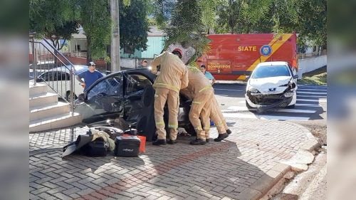 Mulher fica presa às ferragens após grave colisão de trânsito em Francisco Beltrão Mulher fica presa às ferragens após grave colisão de trânsito em Francisco Beltrão