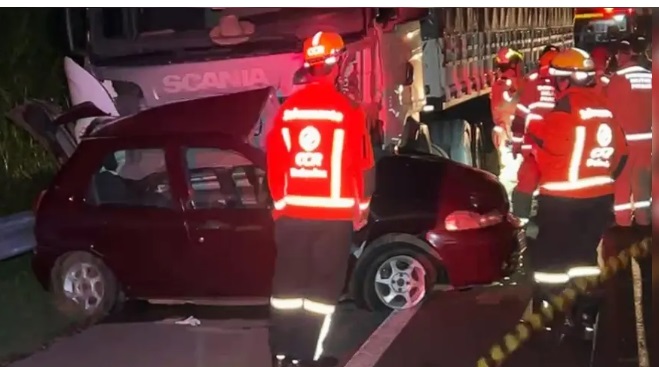 Colisão entre carro e caminhão mata uma pessoa na BR-376 em Ponta Grossa
