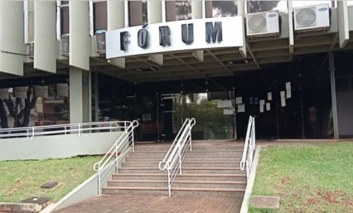 Mulher é detida após causar confusão no Fórum de Campo Mourão Mulher é detida após causar confusão no Fórum de Campo Mourão