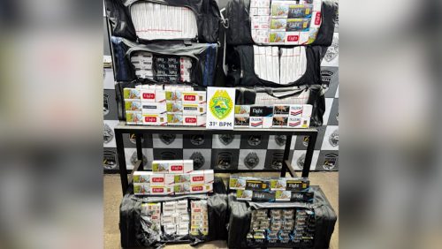 Denúncias levam Patrulha Rural a apreender contrabando de cigarros em ônibus interestadual Denúncias levam Patrulha Rural a apreender contrabando de cigarros em ônibus interestadual