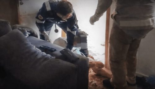 Irmão agride irmã e esfaqueia cunhado durante invasão de residência em Sarandi Irmão agride irmã e esfaqueia cunhado durante invasão de residência em Sarandi