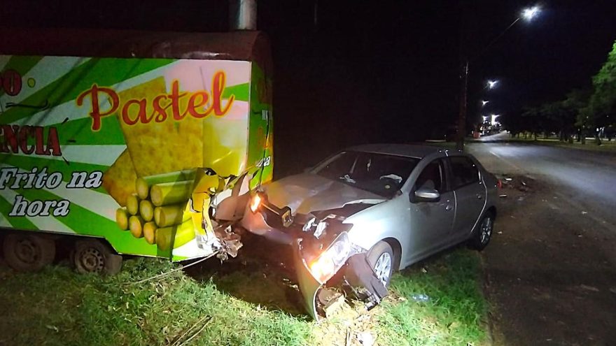 Motorista abandona veículo após bater contra trailer em Cascavel