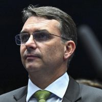 Flávio Bolsonaro abre vantagem sobre Lula em simulação de 2º turno Imagem referente a Flávio Bolsonaro abre vantagem sobre Lula em simulação de 2º turno
