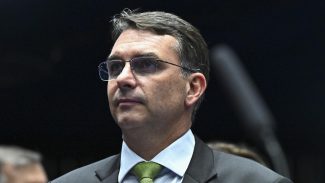 Flávio Bolsonaro abre vantagem sobre Lula em simulação de 2º turno