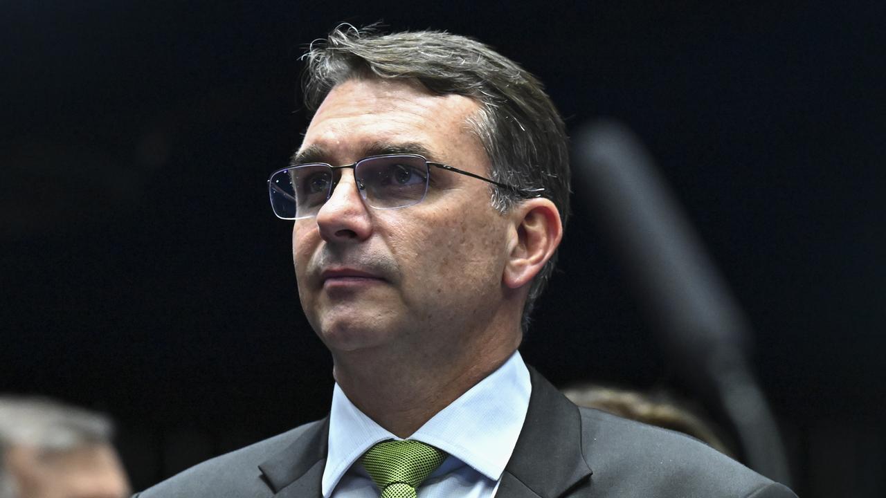 Flávio Bolsonaro abre vantagem sobre Lula em simulação de 2º turno