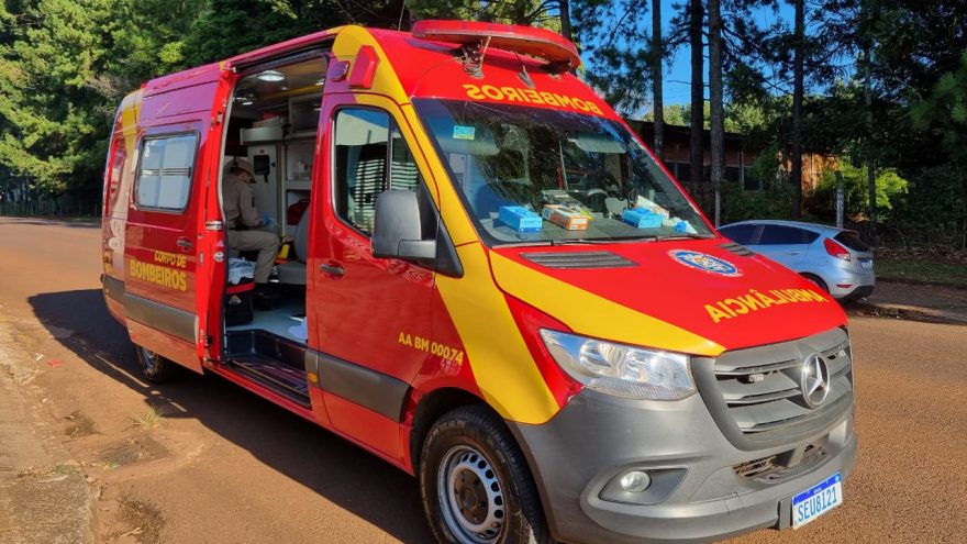 Bombeiros atendem vítima de acidente na Rua Europa, no Periolo