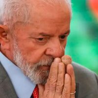 Pesquisa mostra que 52,2% dizem que Lula não merece ser reeleito Imagem referente a Pesquisa mostra que 52,2% dizem que Lula não merece ser reeleito