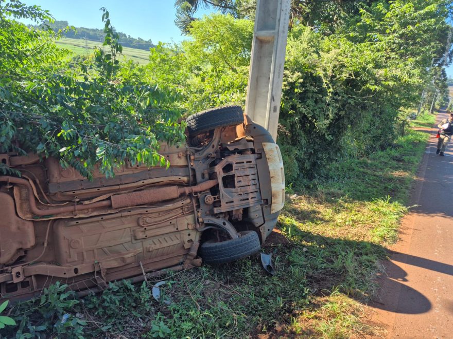 Colisão entre três carros, seguida de capotamento, é registrada na Estrada Rio da Paz