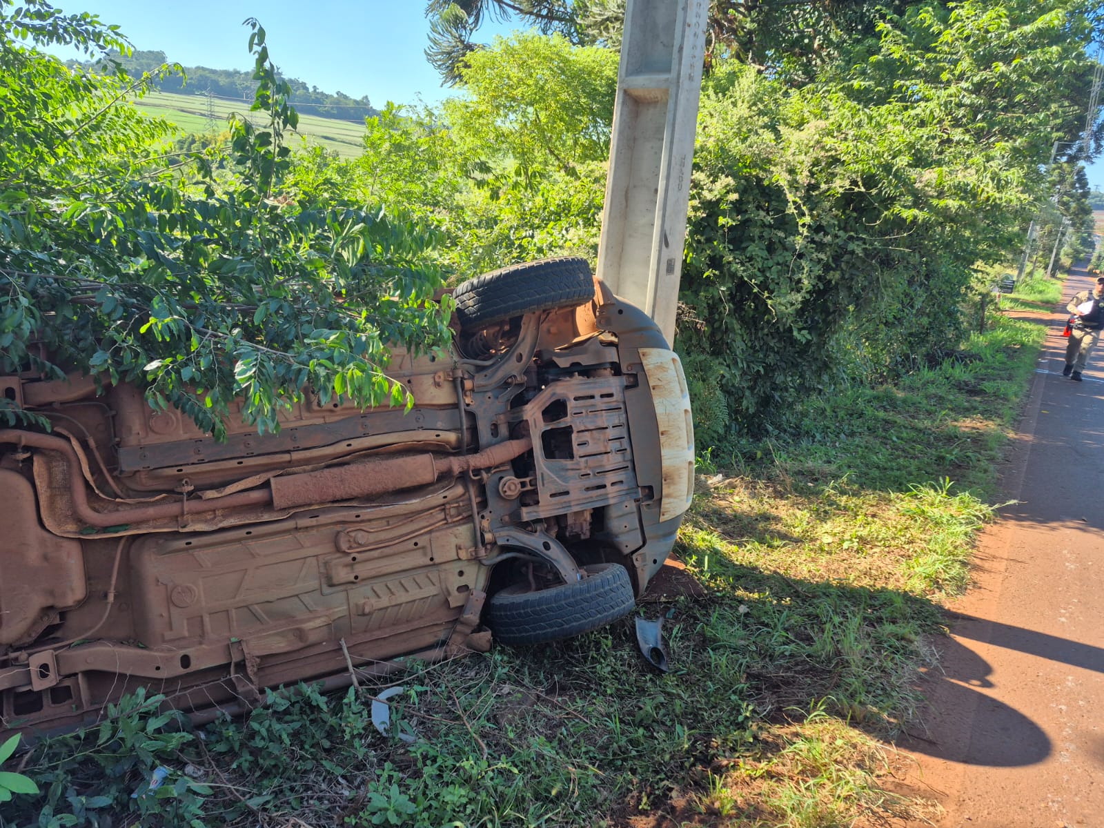Colisão entre três carros, seguida de capotamento, é registrada na Estrada Rio da Paz