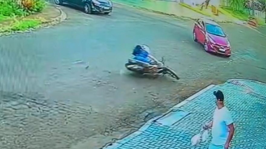 Novo ângulo mostra motociclista caindo ao tentar evitar colisão no Santa Felicidade