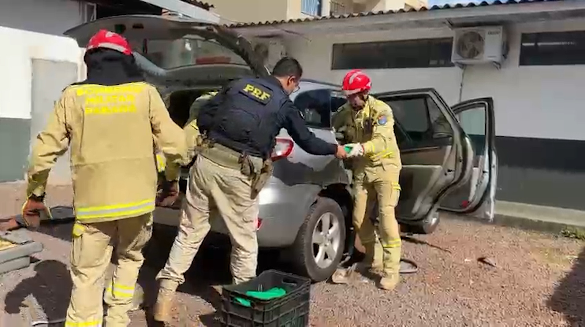 Bombeiros são acionados até a Delegacia da PF e “desencarceram” 137 kg de maconha Bombeiros são acionados até a Delegacia da PF e “desencarceram” 137 kg de maconha