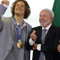Lula recebe Lucas Pinheiro, medalha de ouro nos Jogos de Inverno Imagem referente a Lula recebe Lucas Pinheiro, medalha de ouro nos Jogos de Inverno