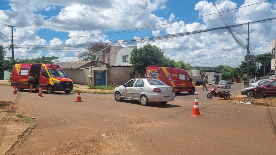 Grave acidente entre moto e Siena deixa dois feridos no Interlagos, em Cascavel