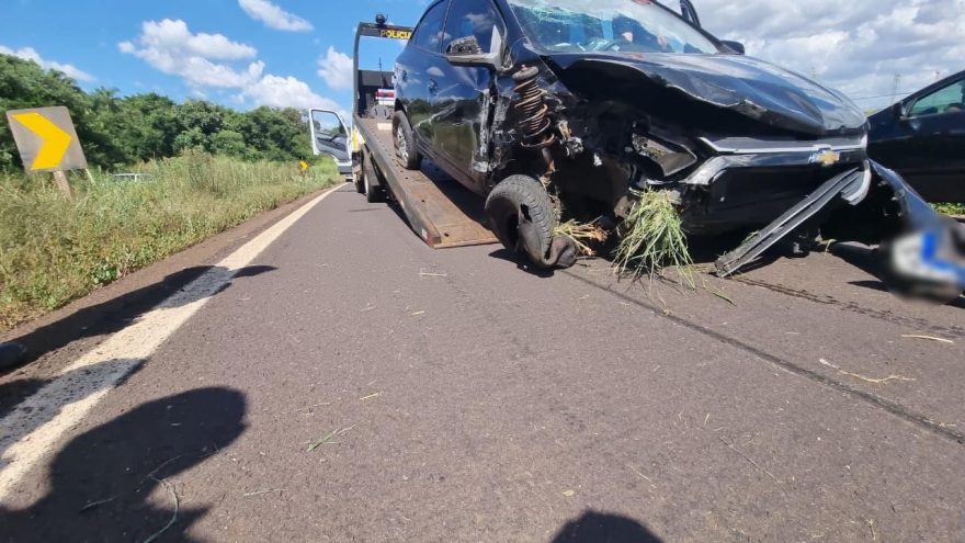 Onix carregado com drogas capota durante perseguição na BR-163, em Cascavel