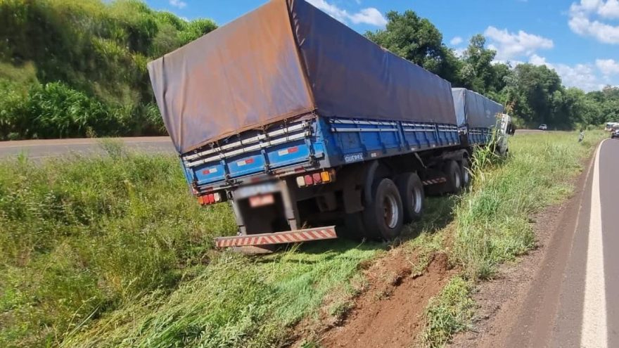 Caminhão sai da pista para evitar colidir contra viatura da PM na BR-163, em Cascavel