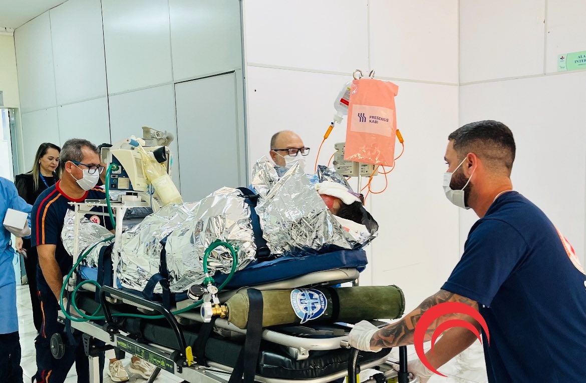 Em estado gravíssimo, vítima de explosão em apartamento é levada ao Hospital Universitário Evangélico Imagem referente a Em estado gravíssimo, vítima de explosão em apartamento é levada ao Hospital Universitário Evangélico
