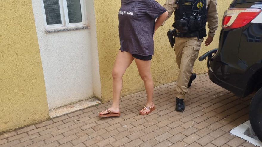 Mulher ‘esconde’ moto após acidente de trânsito, mente para a polícia e acaba detida