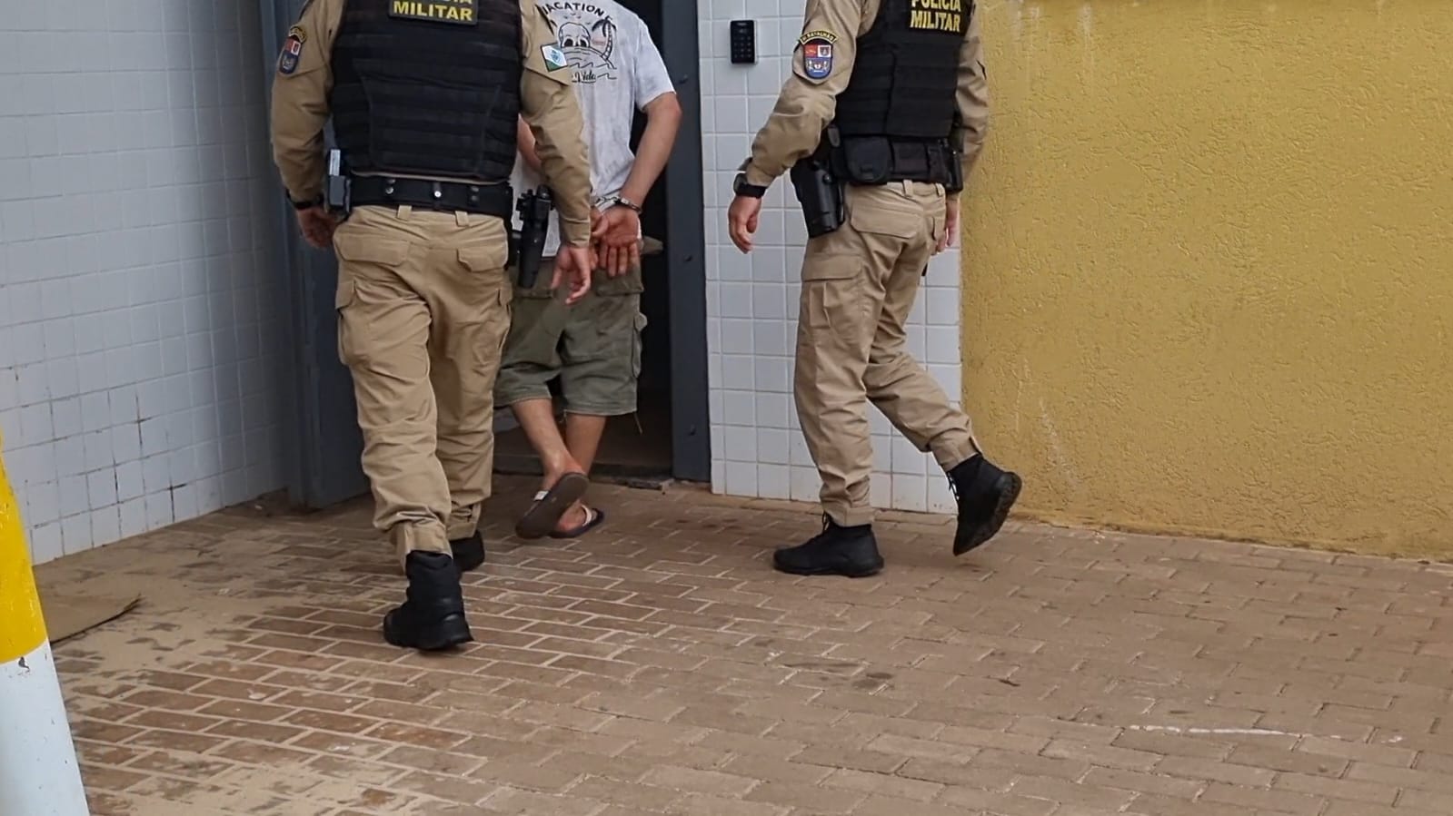 Homem é preso após agredir a filha no Bairro Brasmadeira Homem é preso após agredir a filha no Bairro Brasmadeira
