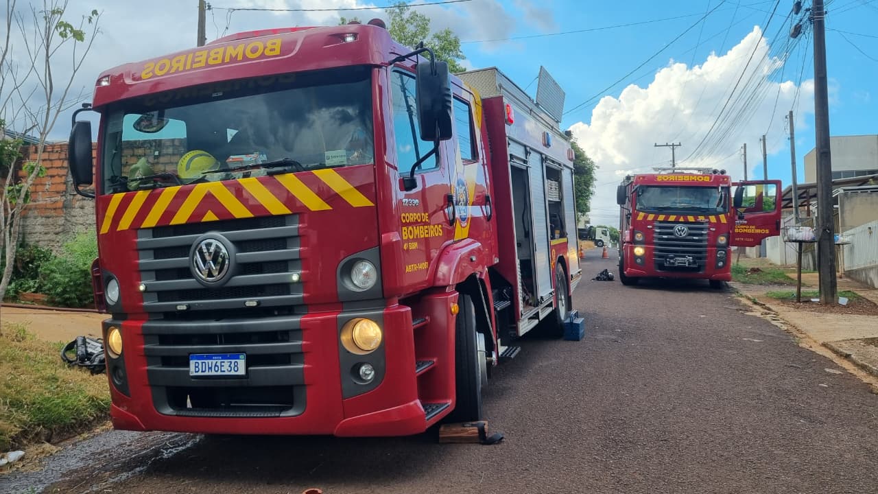 Bombeiros combatem incêndio em residência no Cascavel Velho Bombeiros combatem incêndio em residência no Cascavel Velho