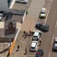 Veja: Homem que baleou mulher no rosto é neutralizado com auxílio do helicóptero Falcão 14 Imagem referente a Veja: Homem que baleou mulher no rosto é neutralizado com auxílio do helicóptero Falcão 14