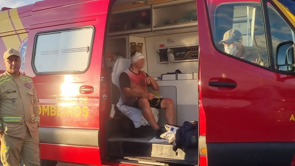 Idoso é socorrido pelo Siate após cair de bicicleta na rodovia PR-486 em Cascavel Idoso é socorrido pelo Siate após cair de bicicleta na rodovia PR-486 em Cascavel